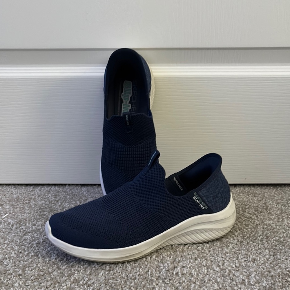 Skechers women’s Navy Slip-In Shoes